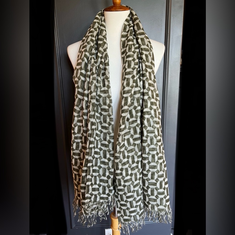 New Auth Chan Luu Harissa Tile Cashmere Silk Scarf Color: Fir Green